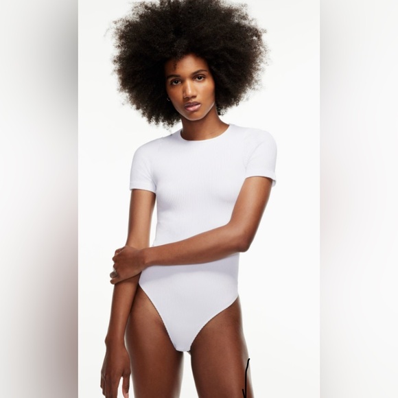 Aritzia The Group By Babaton Seamless Tee Bodysuit Size Small in Black - Picture 7 of 7